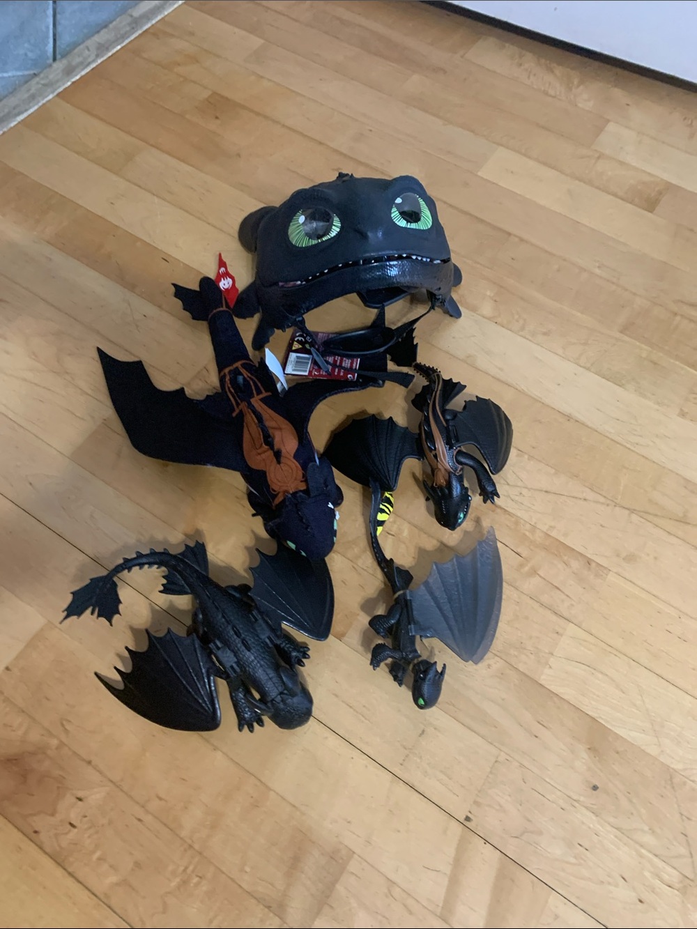 How to train a dragon toys and mask